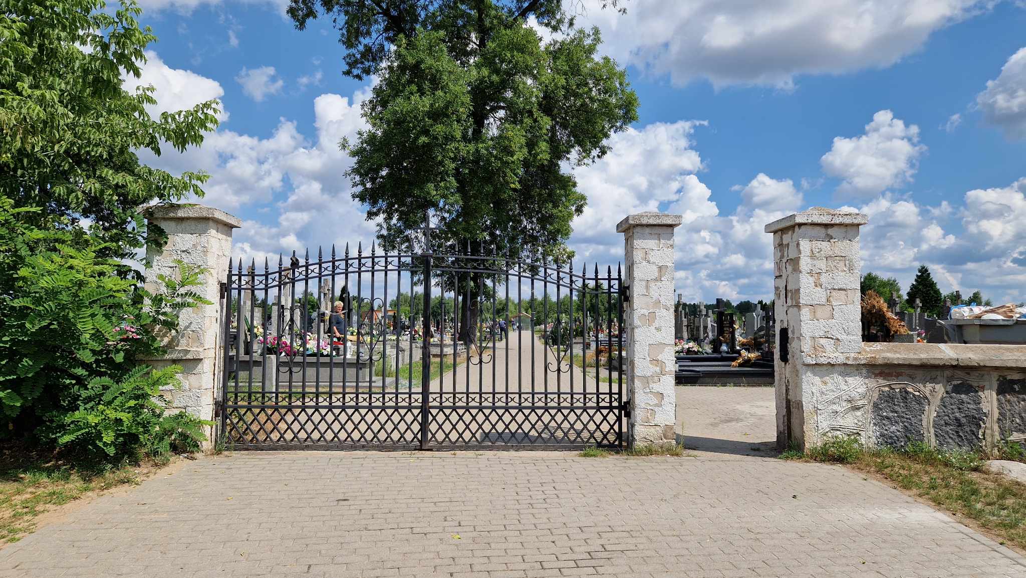 Brama cmentarza w Klembowie