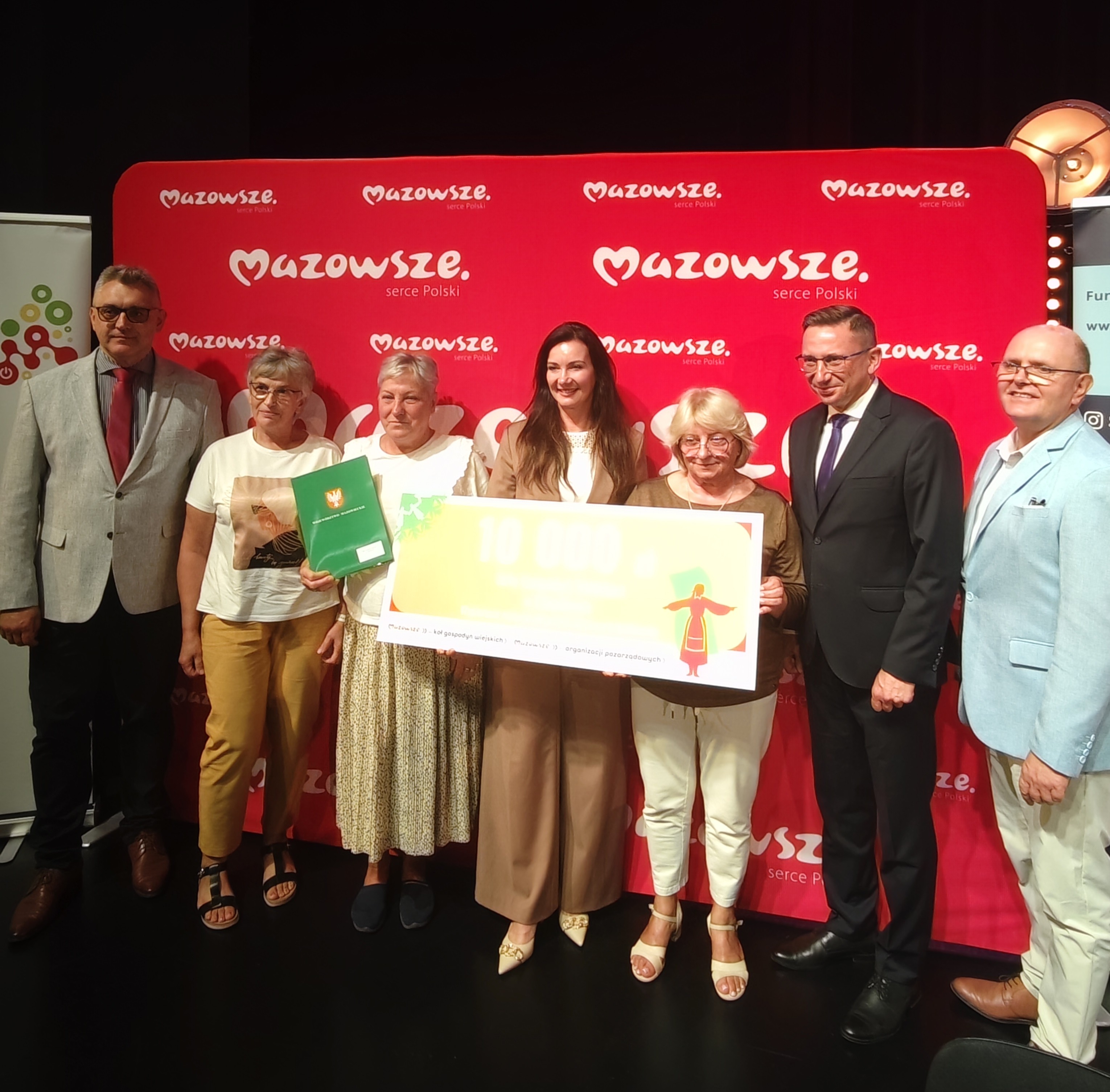 Przekazanie symblicznego czeku dla KGW z Klembowa