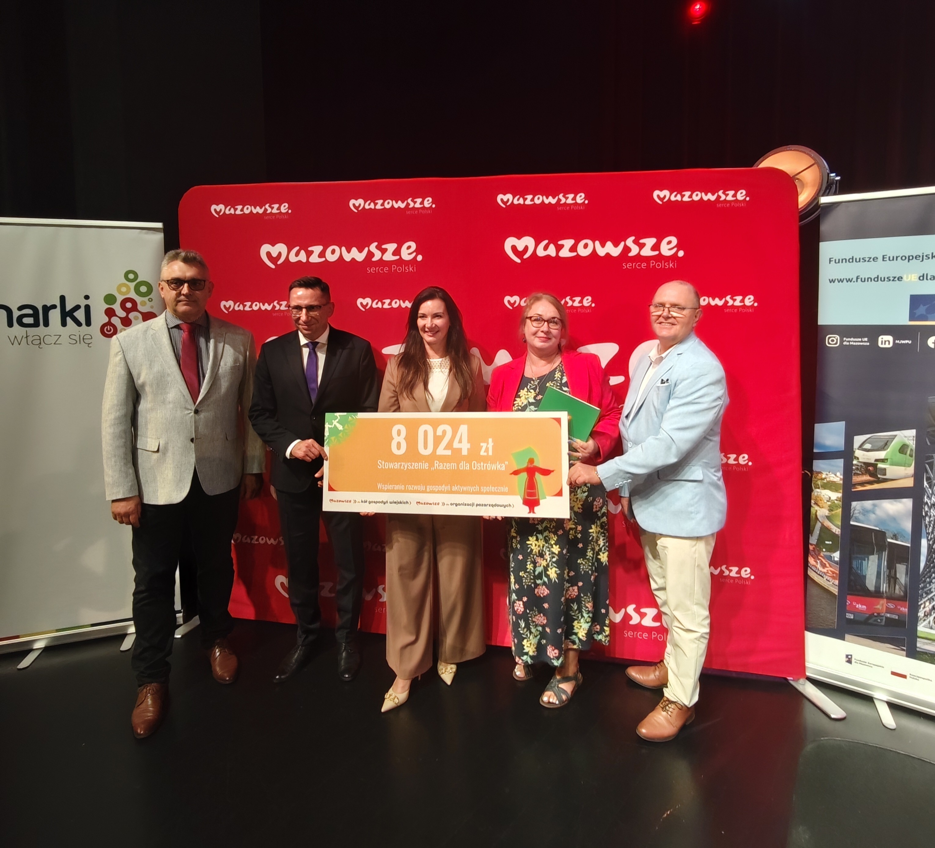 Przekazanie symblicznego czeku Stowarzyszenia z Ostrówka