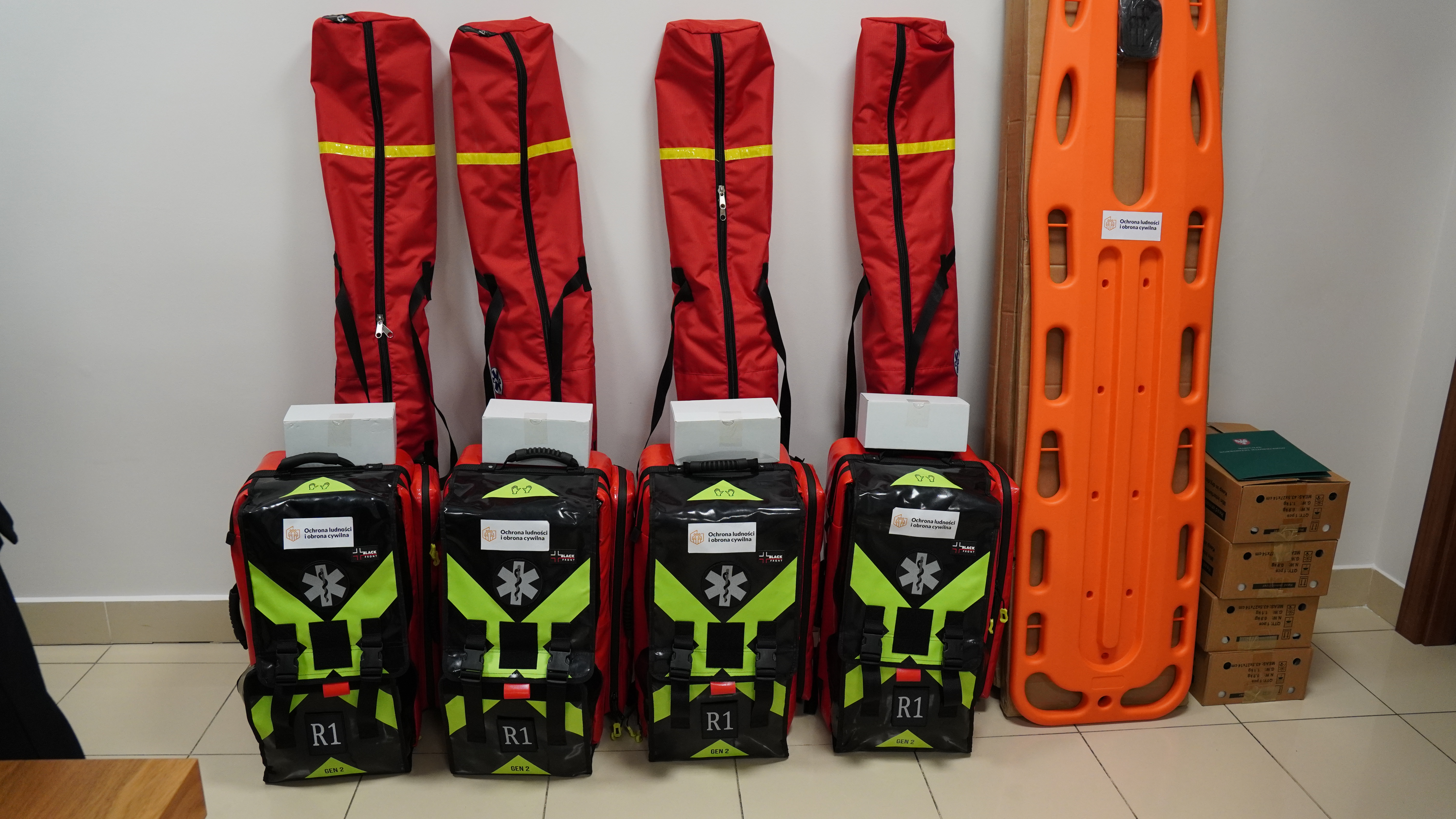 zestawy ratownictwa medycznego PSP R1 w plecakach, wyposażone m.in. w szyny Kramera oraz deskę ortopedyczną